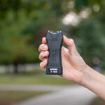 Електрошок и фенер Sabre 2-in-1 Stun Gun and Flashlight с калъф за колана » Force.BG